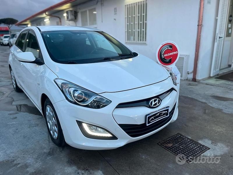 Bianco Usata 2014 Hyundai i30 Classic Tre volumi | 5490 € - Immagine 1/4