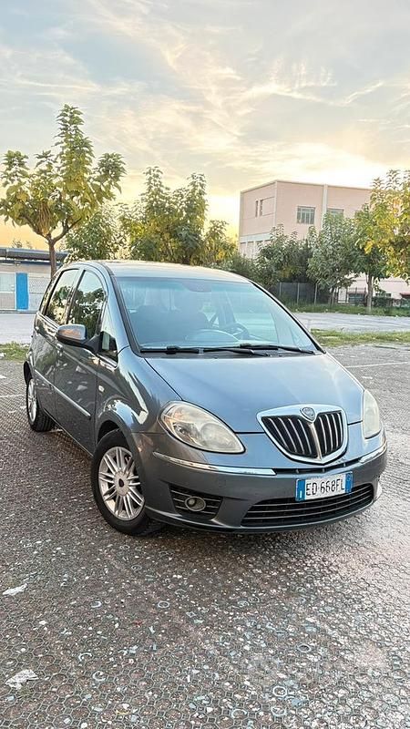 Usata Lancia Musa 90 CV (66 kW) 2011 Grigio Monovolume