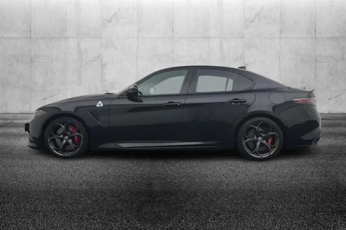 Usata Alfa Romeo Giulia Quadrifoglio 519 CV (381 kW) 2023 Nero metallizzato Berlina