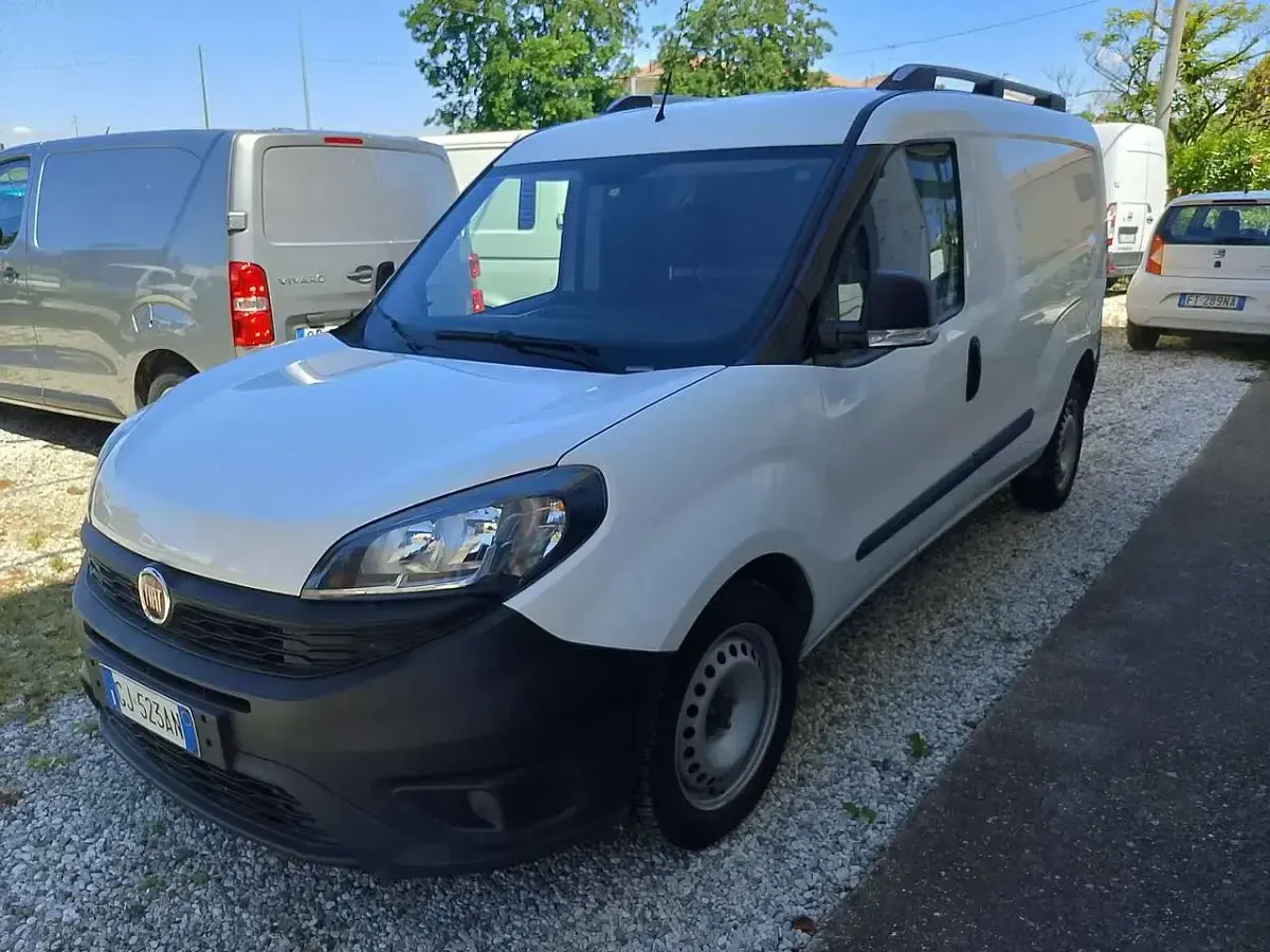Usata Fiat Doblò Easy 105 CV (77 kW) 2022 Bianco Monovolume