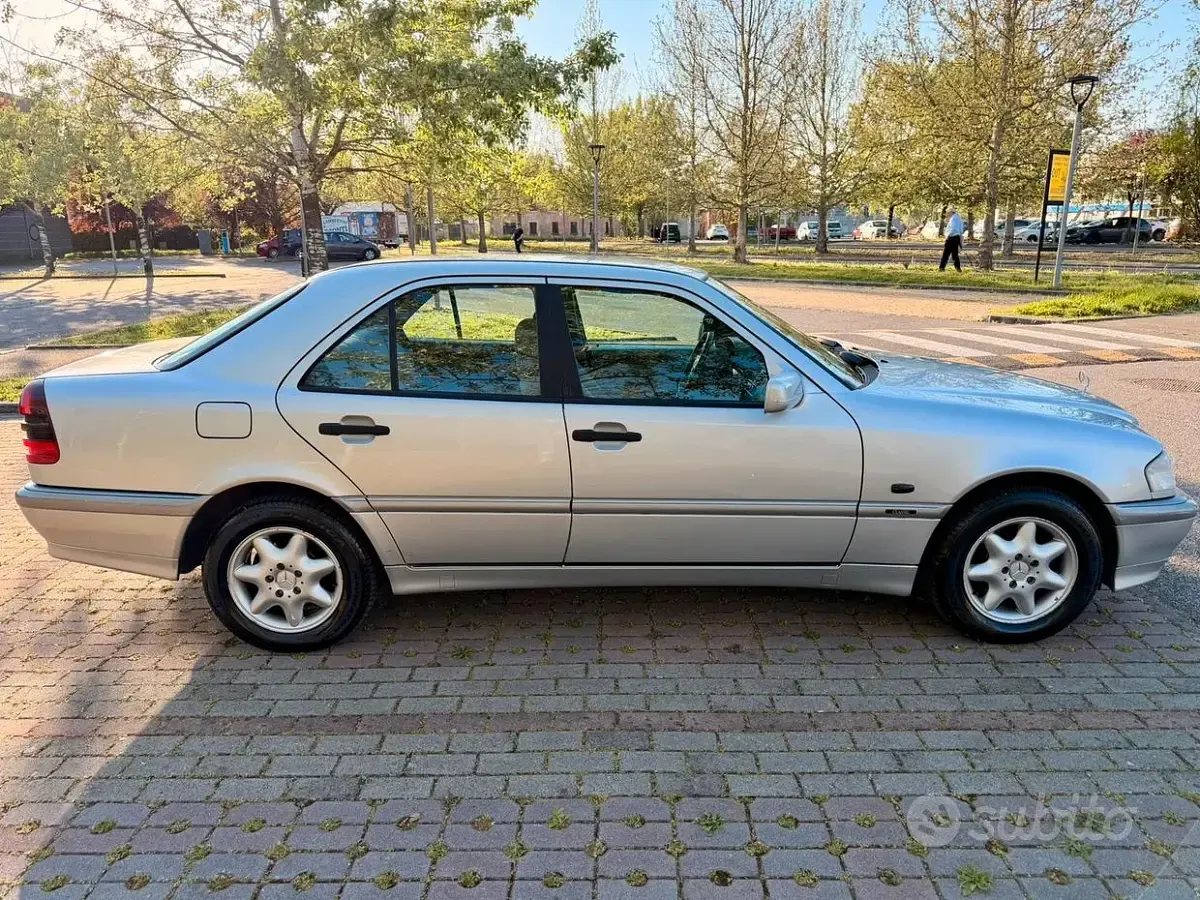 Usata Mercedes C180 Classic 122 CV (89 kW) 1999 Grigio Berlina