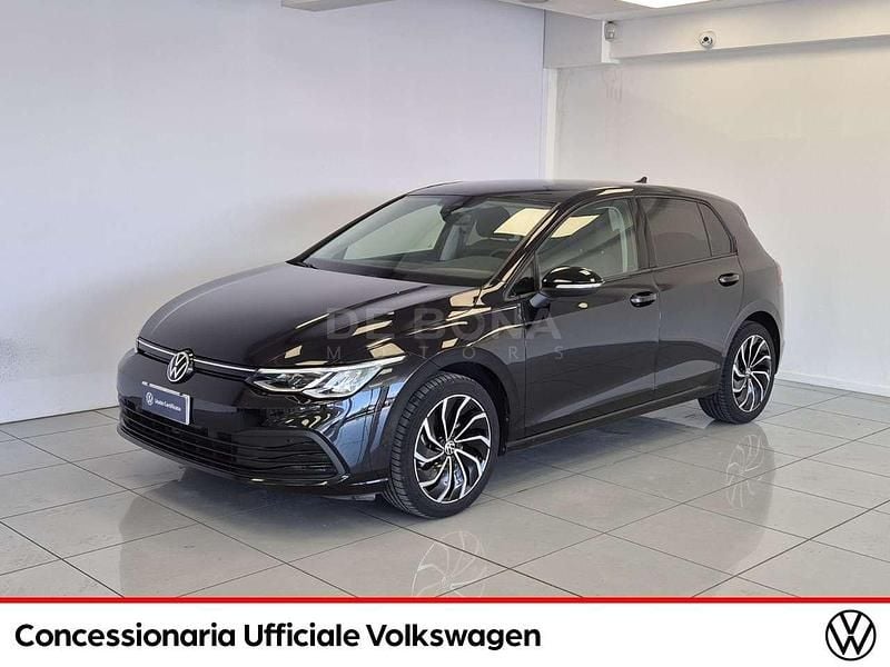 Nero Usata 2022 VW Golf VIII Life Tre volumi | 21.590 € (Buon prezzo) - Immagine 1/4
