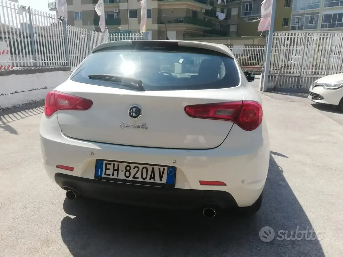 Usata Alfa Romeo Giulietta Distinctive 170 CV (125 kW) 2011 Bianco Utilitaria