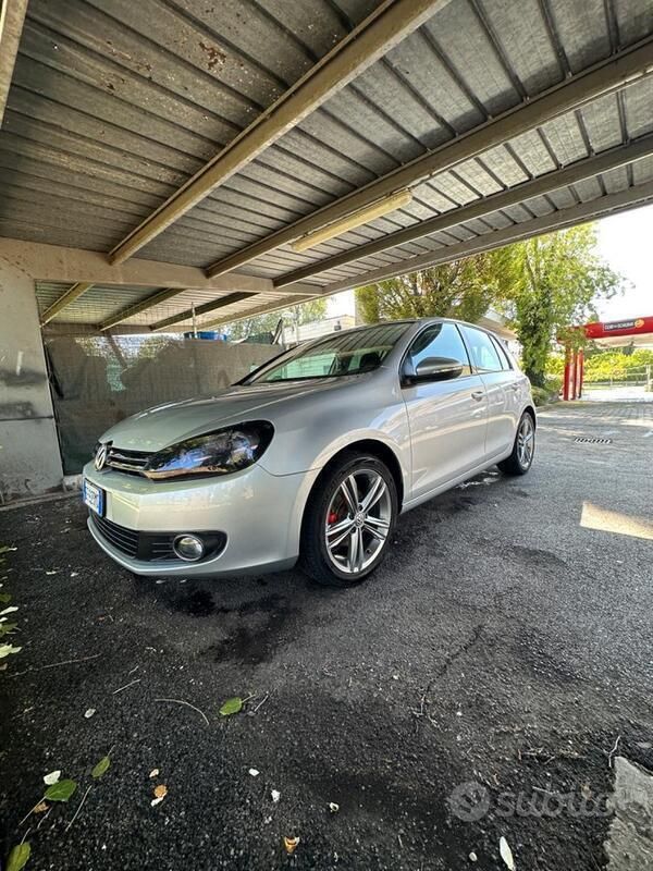 Argento Usata 2011 VW Golf VI Comfortline Due volumi | 6000 € (Buon prezzo) - Immagine 1/4