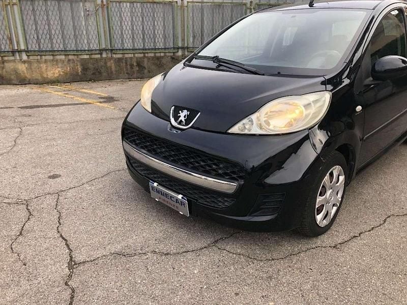 Nero Usata 2010 Peugeot 107 Utilitaria | 2800 € (Ottimo prezzo) - Immagine 1/4