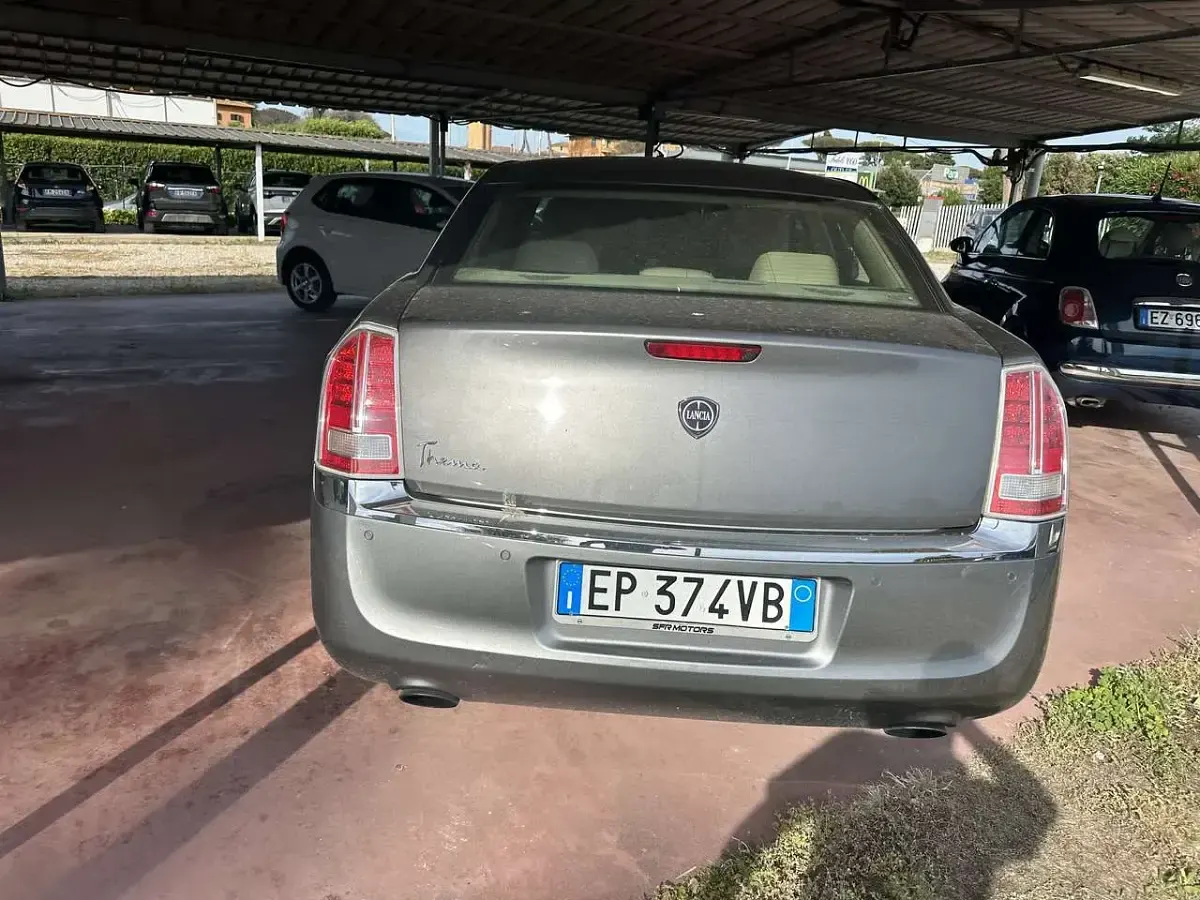 Usata Lancia Thema Gold 190 CV (139 kW) 2013 Grigio Berlina