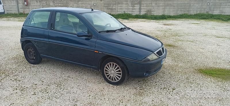 Usata Lancia Ypsilon 60 CV (44 kW) 1999 Blu Utilitaria