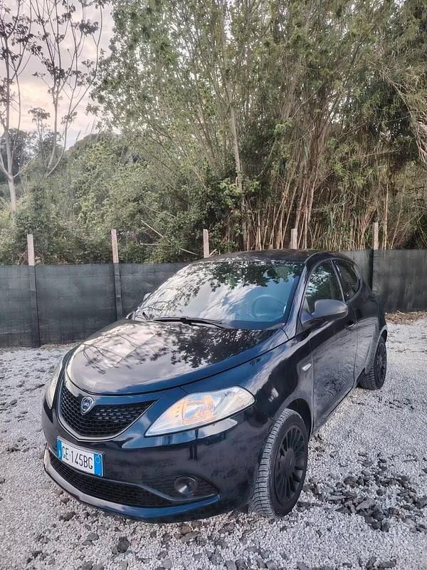 Usata Lancia Ypsilon Gold 69 CV (50 kW) 2021 Blu Utilitaria