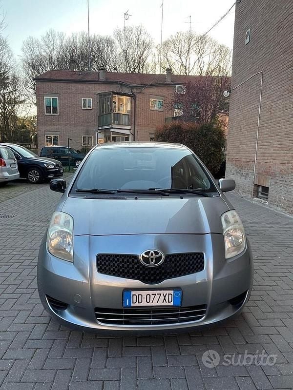 Usata Toyota Yaris 87 CV (63 kW) 2006 Grigio Utilitaria