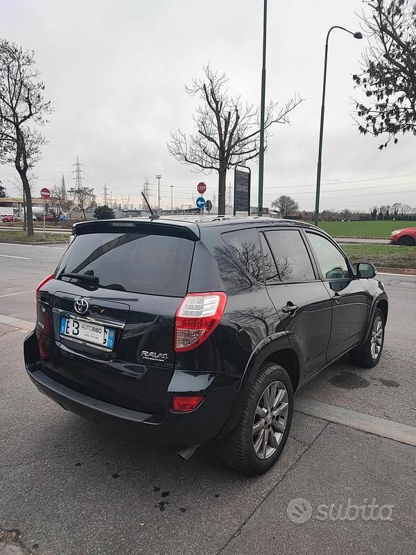 Usata Toyota RAV4 Lounge 150 CV (110 kW) 2013 Nero SUV