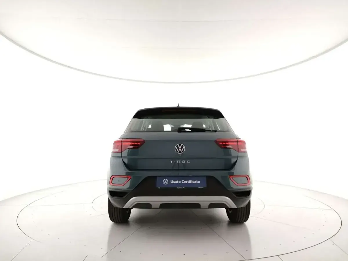Usata VW T-Roc Life 110 CV (80 kW) 2022 Petroleum blue metallizzato deep black p SUV