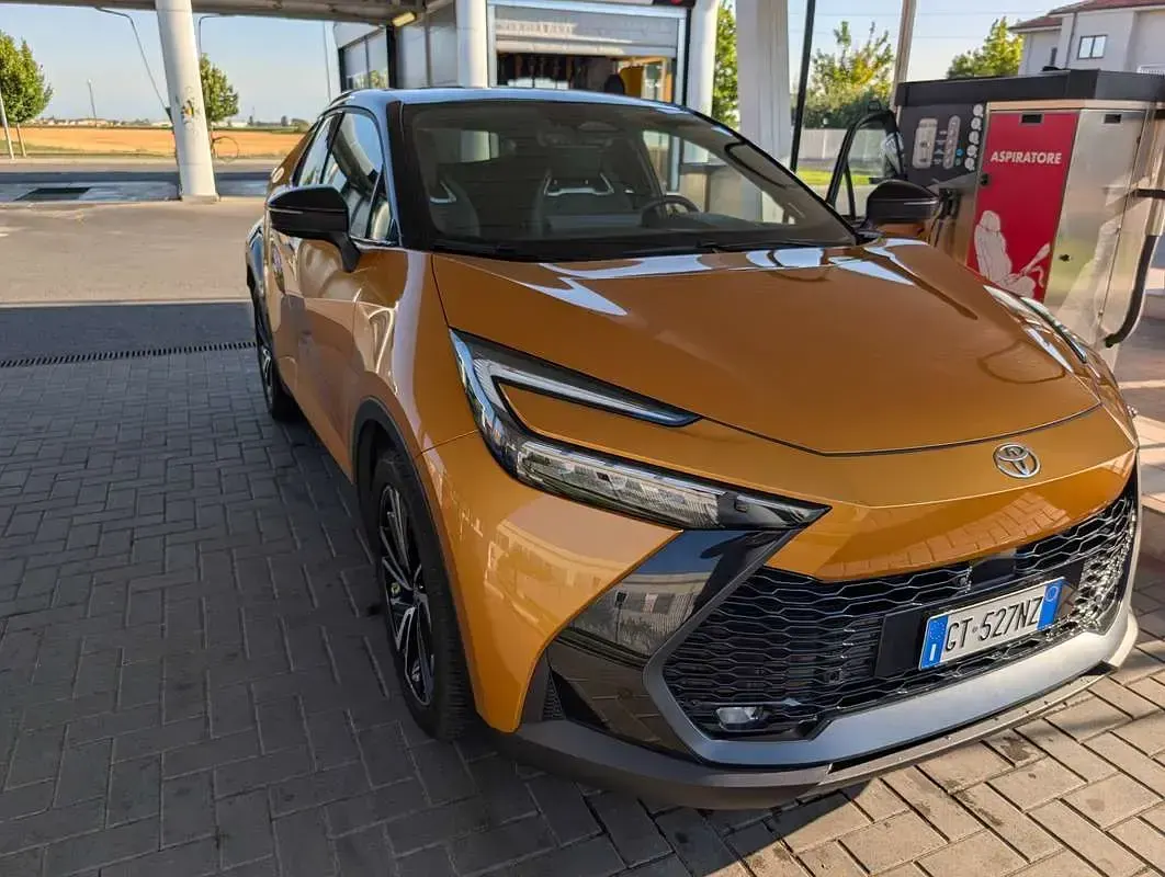 Usata Toyota C-HR Lounge 152 CV (111 kW) 2024 Arancione SUV