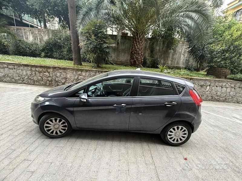 Usata Ford Fiesta Titanium 68 CV (50 kW) 2009 Grigio Utilitaria