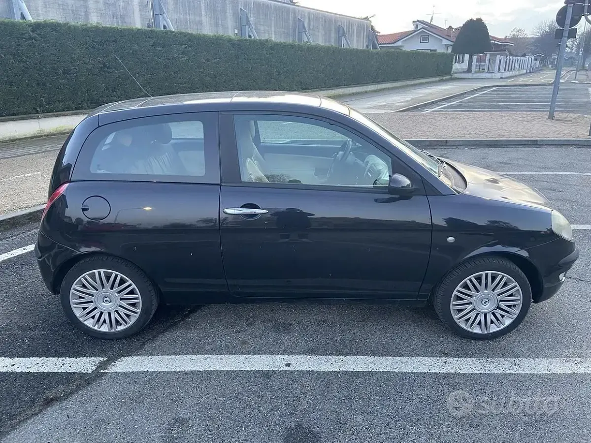 Usata Lancia Ypsilon 69 CV (50 kW) 2005 Nero Utilitaria