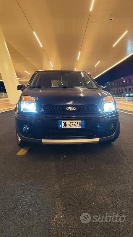 Nero Usata 2008 Ford Fusion Tre volumi | 2400 € (Buon prezzo) - Immagine 1/4