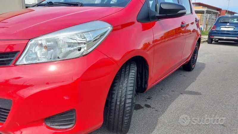 Usata Toyota Yaris 65 CV (47 kW) 2012 Rosso Utilitaria