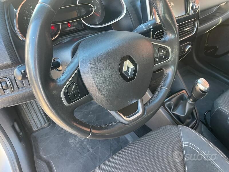 Usata Renault Clio GrandTour Zen 75 CV (55 kW) 2017 Argento Station wagon