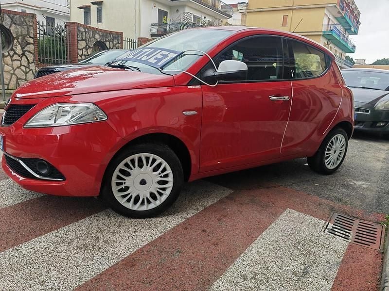 Usata Lancia Ypsilon 95 CV (69 kW) 2017 Rosso Utilitaria