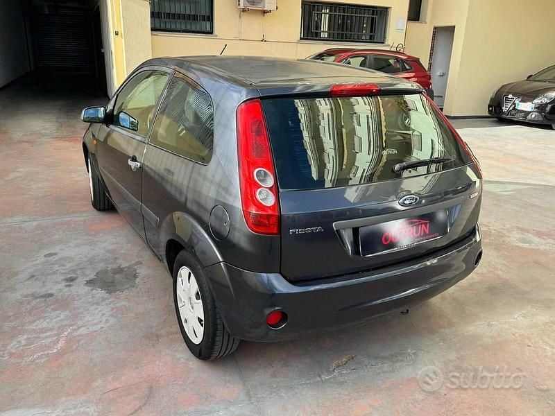 Usata Ford Fiesta 68 CV (50 kW) 2007 Grigio scuro Utilitaria