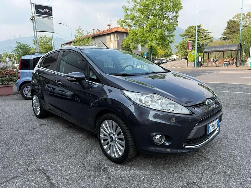 Usata Ford Fiesta Titanium 82 CV (60 kW) 2009 Gray Utilitaria