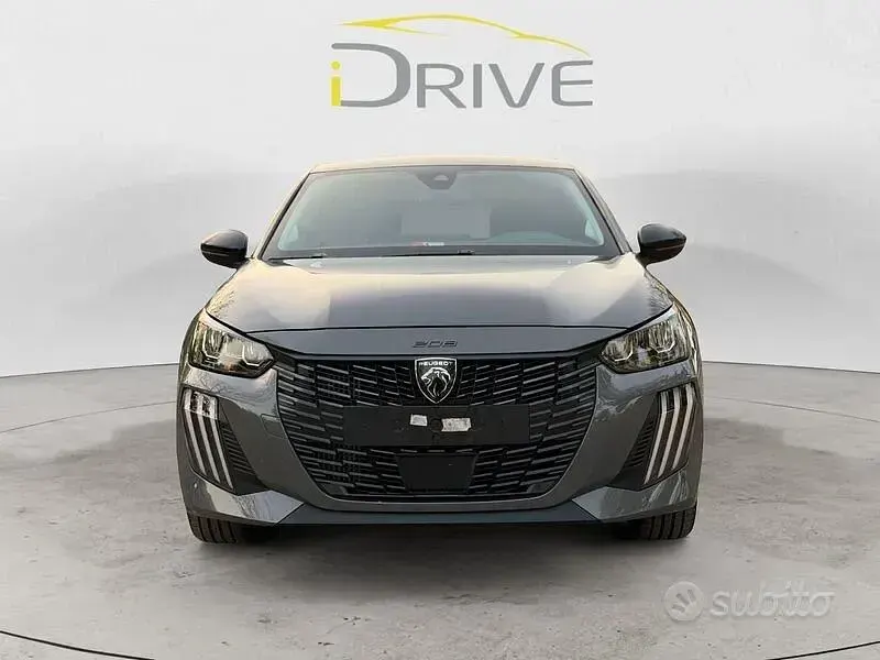 Usata Peugeot 208 Allure 101 CV (74 kW) 2024 Grigio Utilitaria