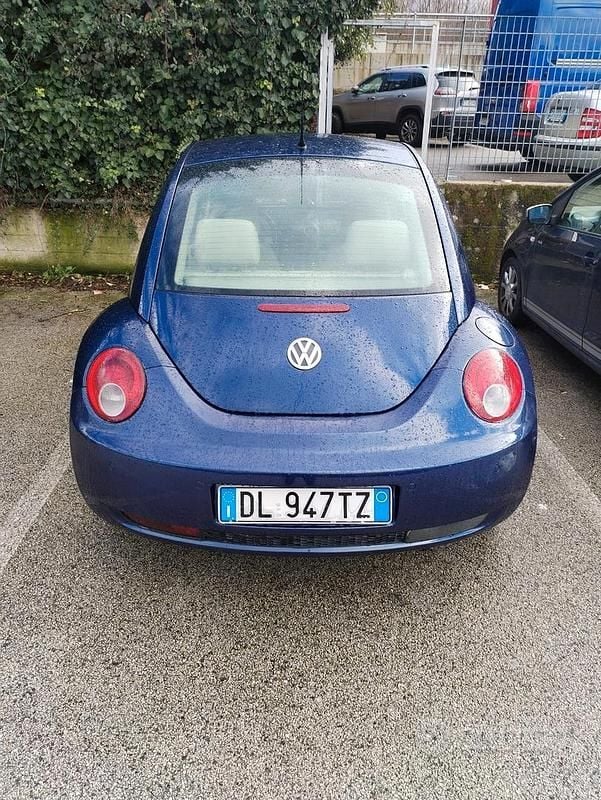 Usata VW New Beetle 105 CV (77 kW) 2007 Blu Utilitaria