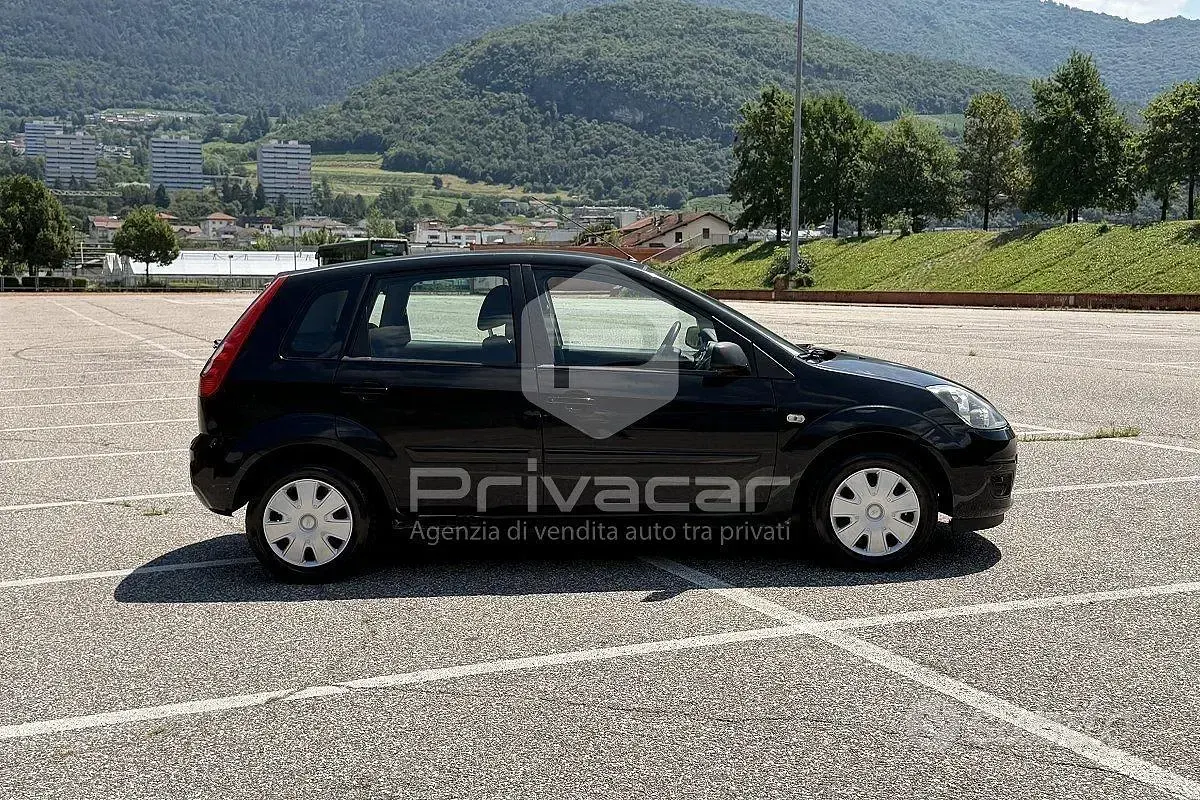 Usata Ford Fiesta Ghia 75 CV (55 kW) 2007 Nero Utilitaria