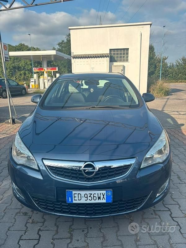 Blu Usata 2010 Opel Astra Tre volumi | 3700 € (Ottimo prezzo) - Immagine 1/4
