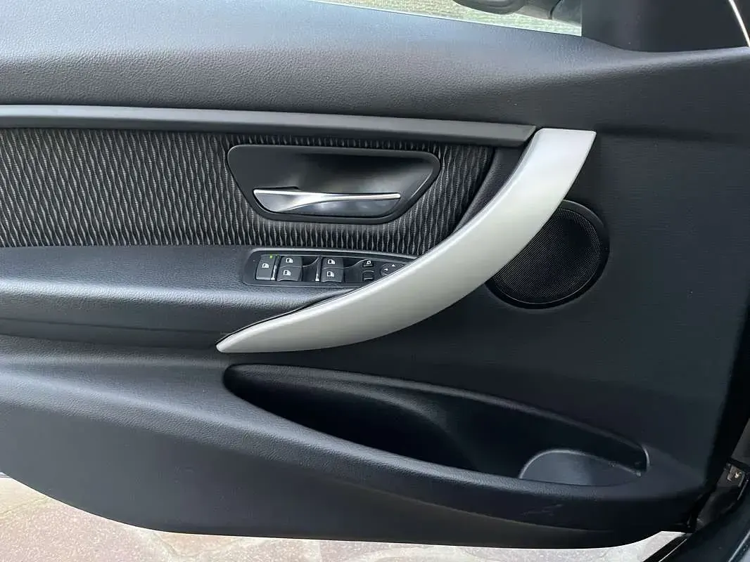 Usado BMW 318 Luxury Line 136 CV (100 kW) 2019 Gris Familiar