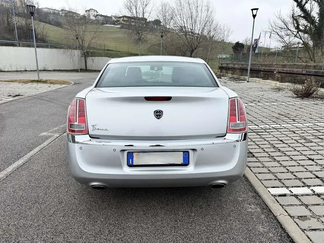 Käytetty Lancia Thema Platinum 239 HP (175 kW) 2012 Hopea Sedan