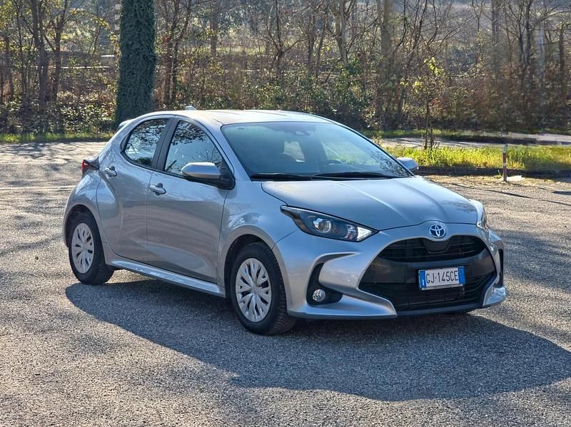 Argento Usata 2022 Toyota Yaris Hybrid Business Edition Berlina | 16.700 € (Ottimo prezzo) - Immagine 1/4