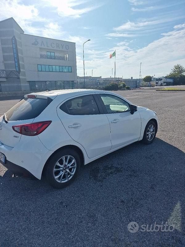 Bianco Usata 2015 Mazda 2 Tre volumi | 9100 € (Buon prezzo) - Immagine 1/4