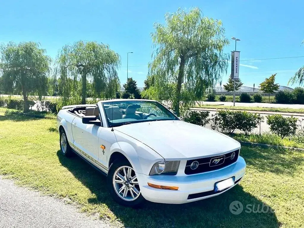 Usata Ford Mustang 215 CV (158 kW) 2006 Bianco Cabrio