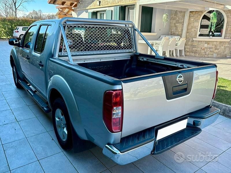 Usata Nissan Navara 171 CV (125 kW) 2006 Grigio Pick-up