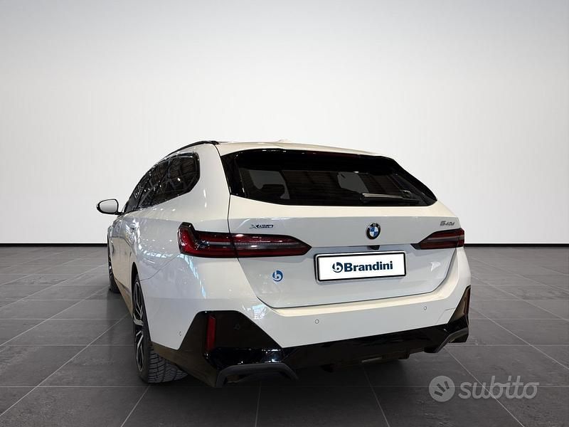Usata BMW 540 M Sport 249 CV (183 kW) 2025 Alpinweiss iii pastello Station wagon