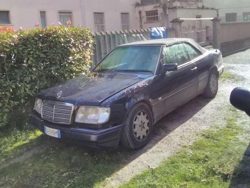 Usata Mercedes E200 136 CV (100 kW) 1994 Blu/azzurro Cabrio