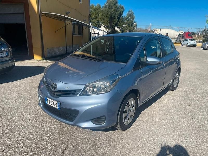 Usata Toyota Yaris Lounge 69 CV (50 kW) 2011 Blu Utilitaria
