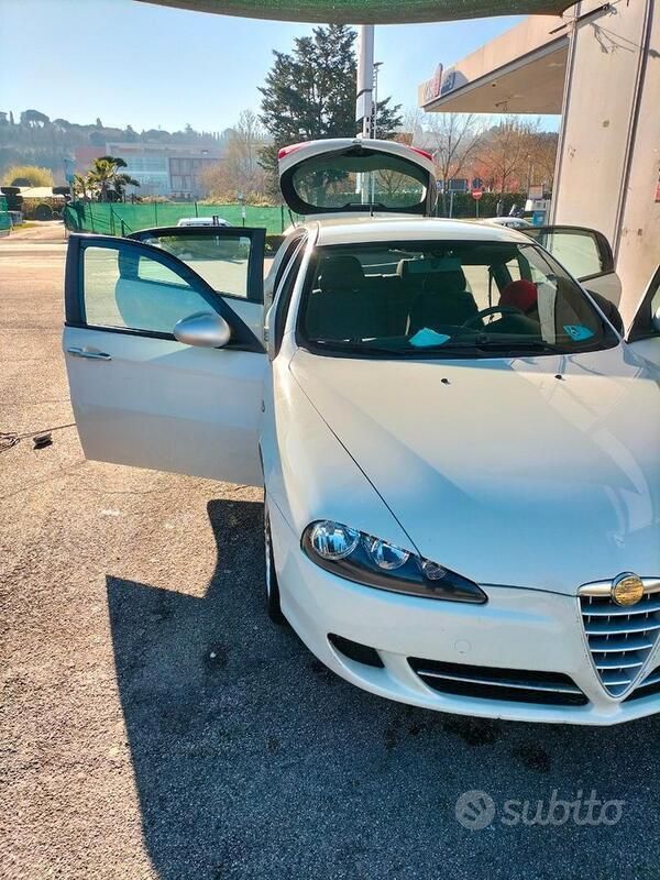Bianco Usata 2010 Alfa Romeo 147 Due volumi | 3000 € (Buon prezzo) - Immagine 1/2