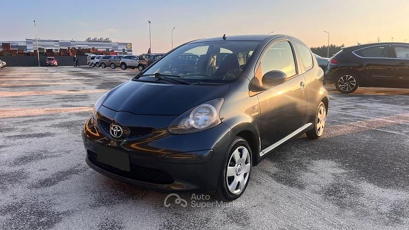 Usata Toyota Aygo 68 CV (50 kW) 2006 Grigio Utilitaria