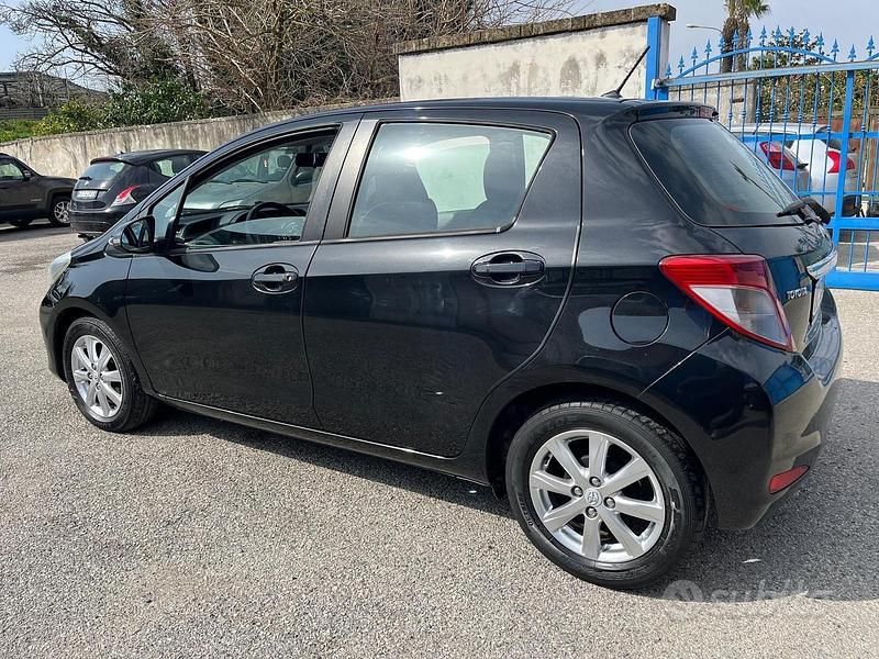 Usata Toyota Yaris 69 CV (50 kW) 2012 Nero Utilitaria