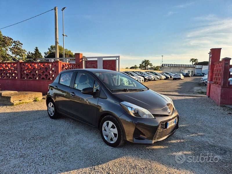 Usata Toyota Yaris Hybrid Lounge 75 CV (55 kW) 2013 Nero Berlina