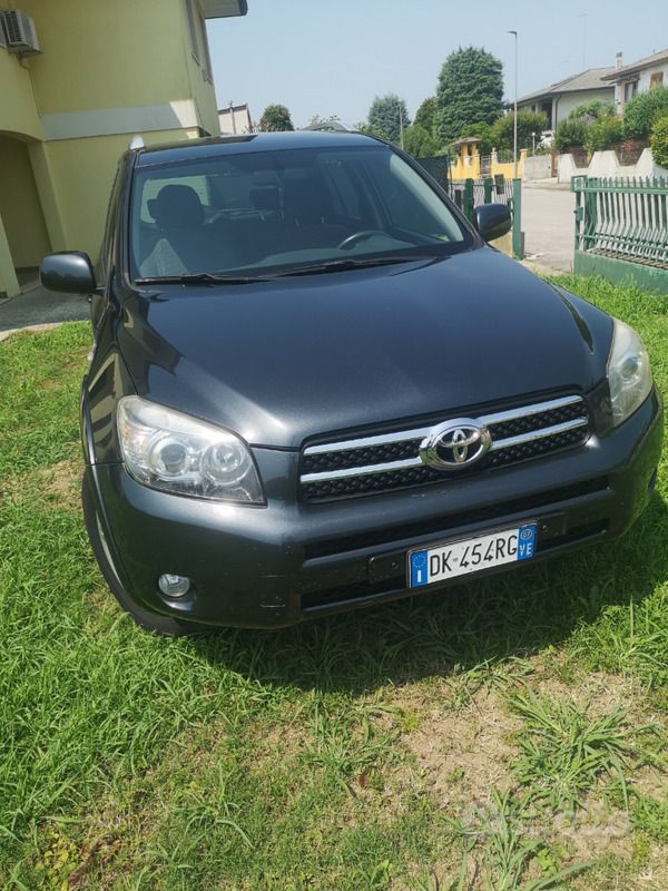 Usata Toyota RAV4 152 CV (111 kW) 2007 Grigio SUV