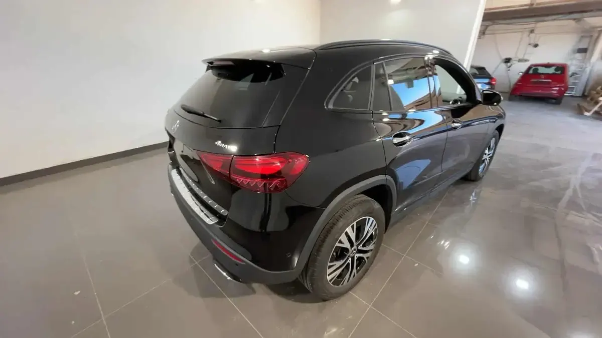 Gebraucht Mercedes GLA200 Advanced Plus 150 PS (110 kW) 2024 Schwarz SUV