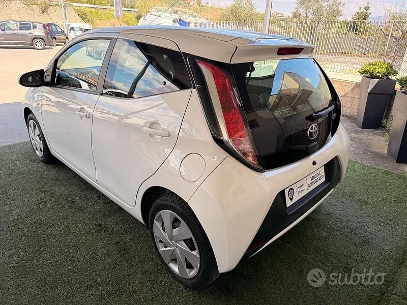 Usata Toyota Aygo X-play 69 CV (50 kW) 2015 Bianco Utilitaria
