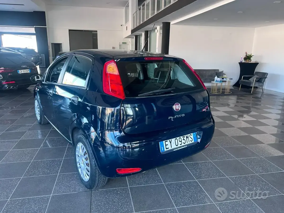 Usata Fiat Punto Lounge 77 CV (56 kW) 2015 Bluazzurro Utilitaria