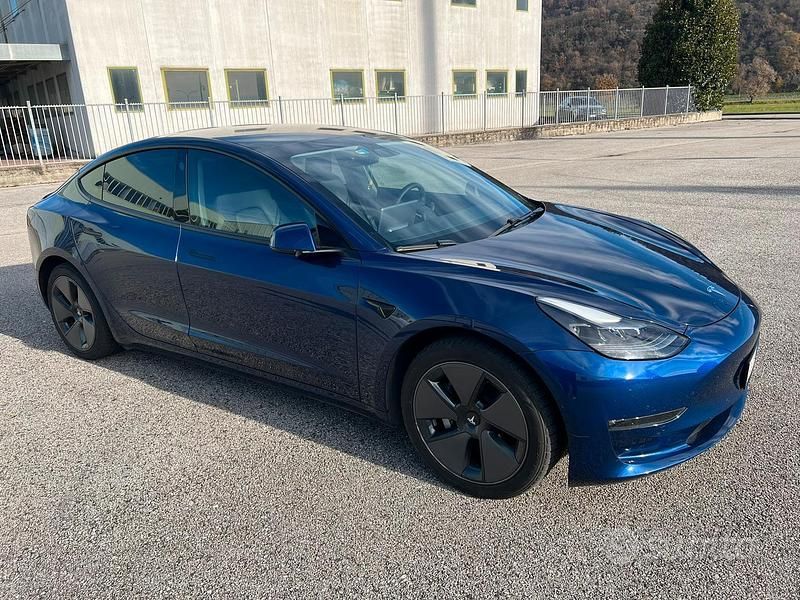 Usata Tesla Model 3 Long Range AWD 366 kW (498 CV) 2021 Blu Berlina
