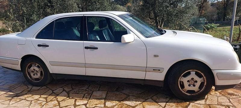 Usata Mercedes E250 Classic 150 CV (110 kW) 1998 Bianco Berlina