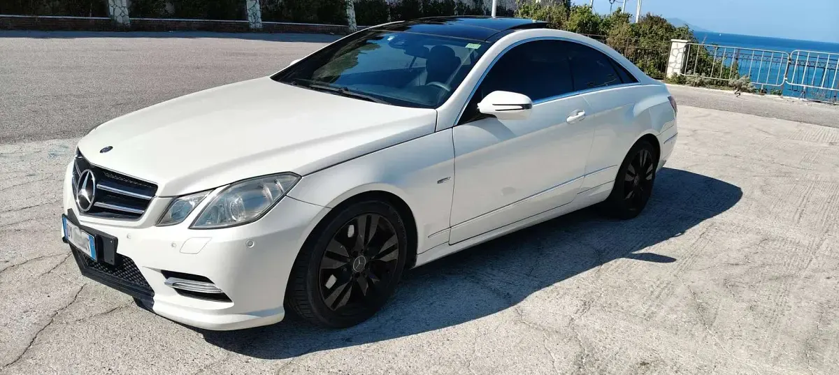 Usata Mercedes E350 AMG 231 CV (169 kW) 2009 Bianco Coupé