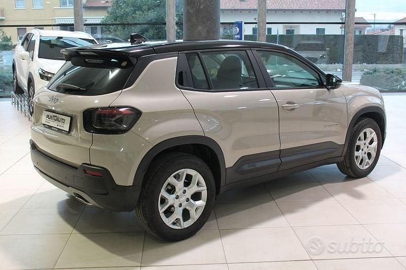 Usata Jeep Avenger Altitude 101 CV (74 kW) 2023 Beige SUV