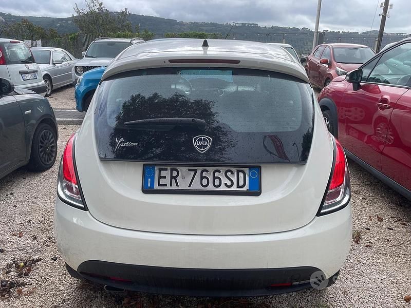 Usata Lancia Ypsilon Platinum 69 CV (50 kW) 2013 Bianco Utilitaria